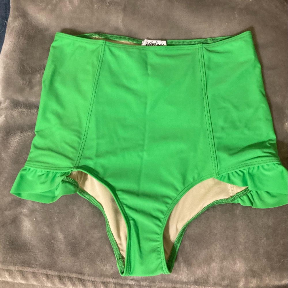 KJ small NWOT leg ruffle